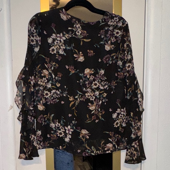 Iz Byer Black Floral Blouse with Ruffle Detail - Picture 4 of 4